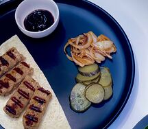 Мясные колбаски на гриле (сербские ćevapi)
