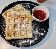 Венские вафли с клубничным джемом