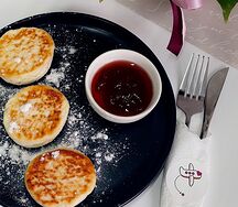 Сырники с малиновым джемом
