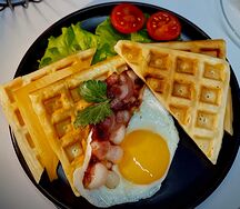 Венские вафли с сыром, яйцом и беконом