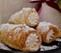Хрустящая слоеная трубочка со сливочным кремом