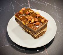 Брауни с карамелью и фундуком