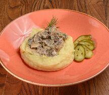 Бефстроганов из говядины с картофельным пюре