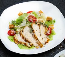Салат с куриной грудкой и сыром пармезан