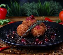 Сырные шарики с соусом