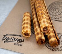 Вафельная трубочка с вареной сгущенкой