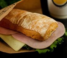 Сэндвич с ветчиной, сыром и зеленью