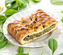 Пирог со шпинатом и сыром сулугуни