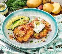 Драники с беконом, медово-горчичным соусом и яйцом пашот