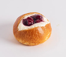 Бриошь с вишней и маскарпоне