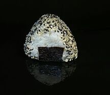 Онигири с лососем