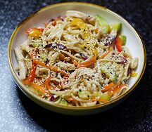 Пшеничная лапша с куриным филе и овощами