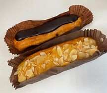 Эклер карамельно-миндальный или шоколадный