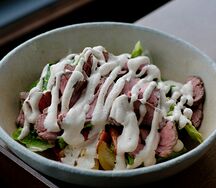 Салат с мраморной говядиной и соусом вителло тоннато