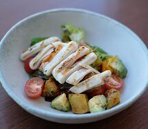 Тёплый салат с дальневосточным кальмаром