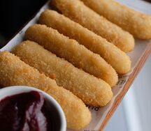 Сырные палочки с брусничным соусом