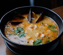 Том ям с кальмаром и тигровыми креветками