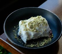 Фисташковый рулет с вишней