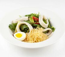 Салат с кальмаром и филе птицы