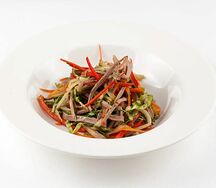 Салат с говядиной и французским дрессингом