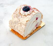 Меренговый рулет с клубникой