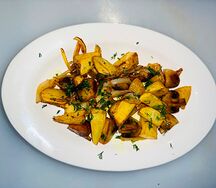 Жареный картофель с грибами и луком