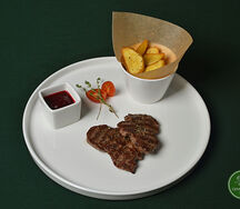 Медальоны из говяжьей вырезки с картофелем по-деревенски