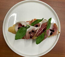 Брускетта пармская ветчина