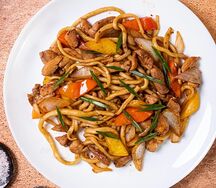 Лапша с курицей и овощами