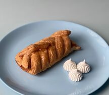 Плетенка с заварным кремом и клубникой