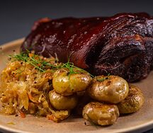 Подкопчённая рулька, капуста, жареный картофель