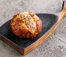 Пшеничная булочка с сыром и чесночным маслом