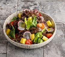 Салат с карамелизированной куриной печенью