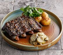 Свиные рёбра с печёным картофелем и соусом
