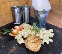 Домашняя котлета с макаронами