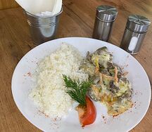 Куриная печень в сливочном соусе с рисом