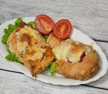 Куриная грудка с овощами и сыром