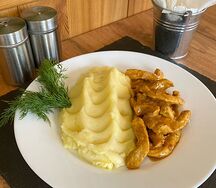 Поджарка из свинины с картофельным пюре