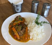 Гуляш из говядины с рисом