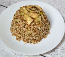 Гречка отварная с луком и грибами