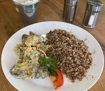 Куриная печень в сливочном соусе с гречкой