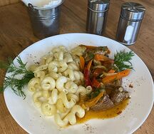 Гуляш из говядины с макаронами