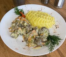 Куриная печень в сливочном соусе с пюре