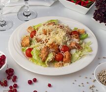 Салат Цезарь с курицей