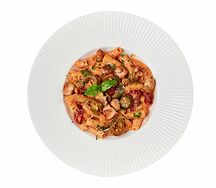 Паста с курицей и халапеньо в томатно-сливочном соусе