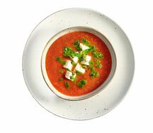 Томатный крем-суп с домашним сыром и соусом песто