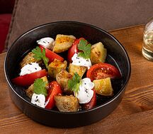 Теплый салат с баклажаном и шевру