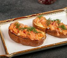 Брускетта с лососем