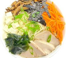 Рамэн с цыпленком, маринованным бамбуком и грибами шиитаке