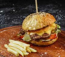 Чизбургер с картофелем фри